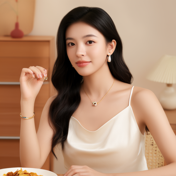 生活瞬间，美女，韩系美女，丝绸，美妆广告，家庭餐桌，4K超清，写实风格，温馨，柔和室内光，细腻皮肤，项链，耳环，手链。